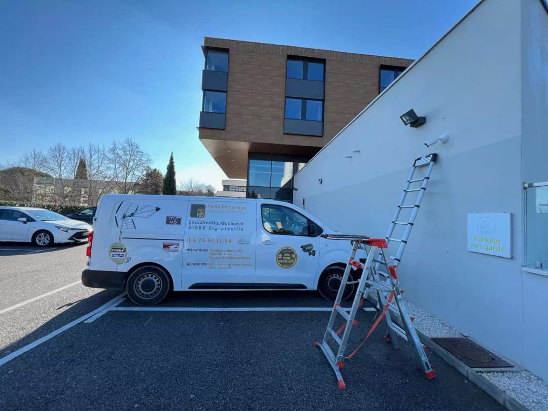 Installation professionnelle d'un système de vidéosurveillance.