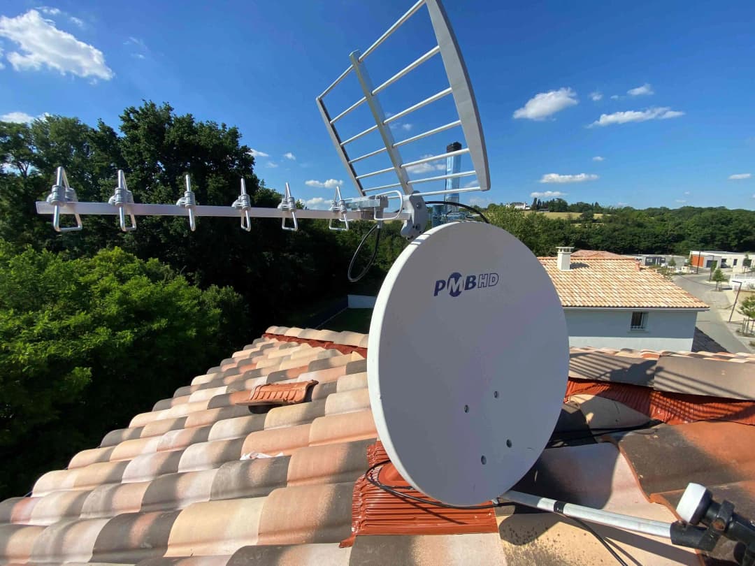 Technicien ADHD effectuant un diagnostic de signal TV à Caujac (Muret)