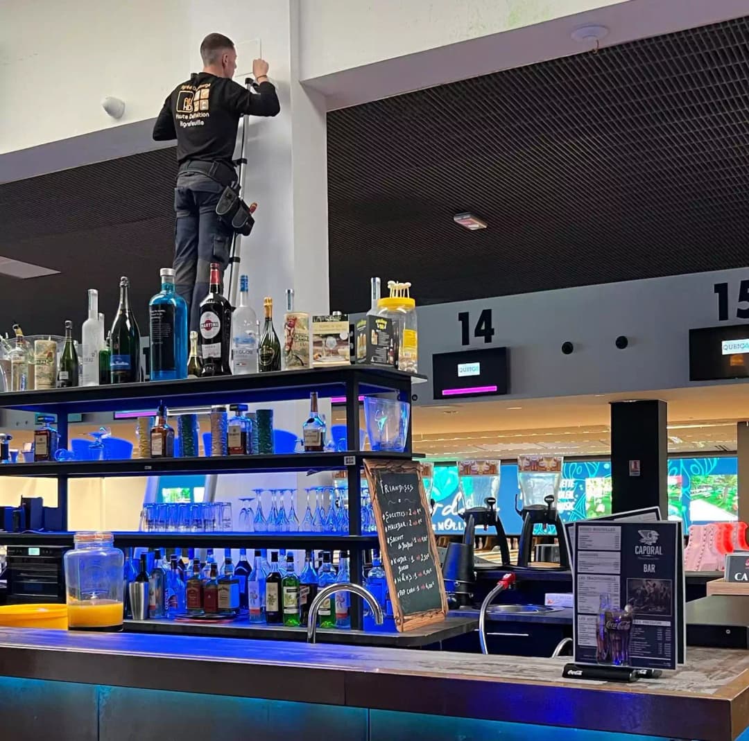 Pose d'un détecteur de mouvement extérieur avec caméra de levée de doute à Le Grès près de Caubiac