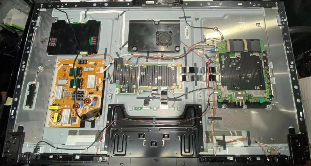 Technicien ADHD réparant une dalle LED de téléviseur à Ciadoux avec précision