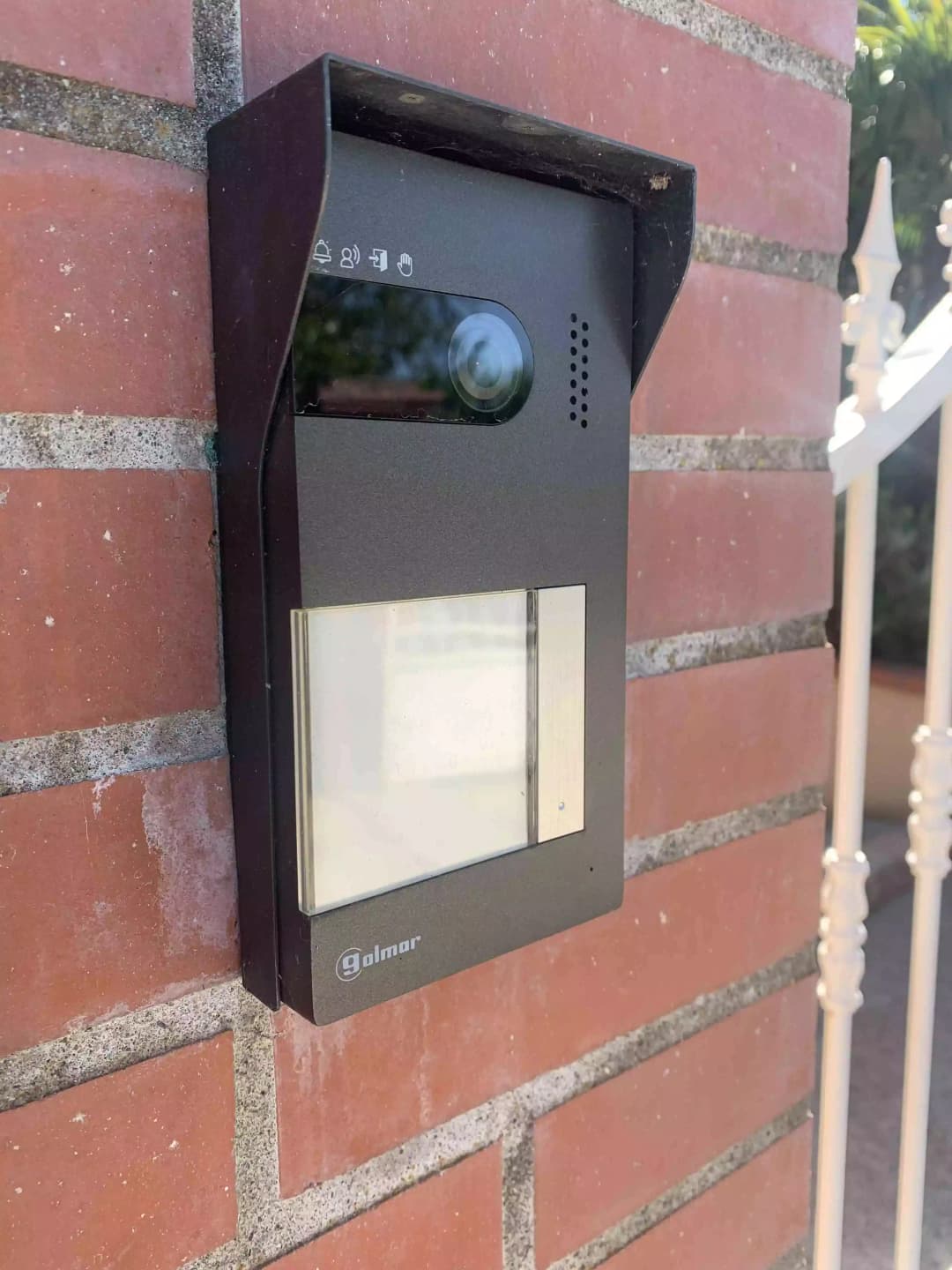 Installation d'une platine de rue visiophone HD à Cintegabelle avec caméra grand angle