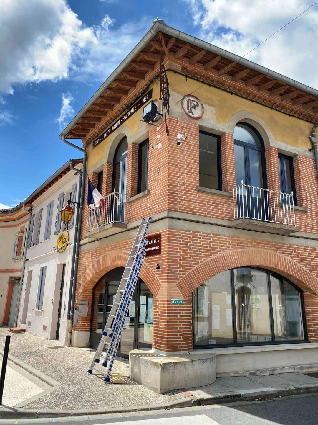 Installation professionnelle d'un système d'alarme.